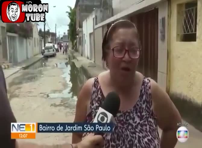Video :A woman is nearly beheaded by her gate in real life